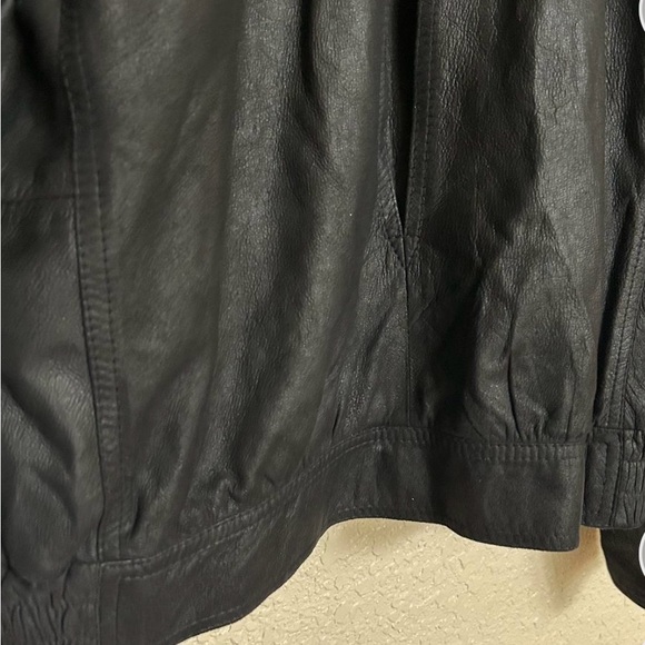 Vintage leather bomber style jacket. - Picture 3 of 5